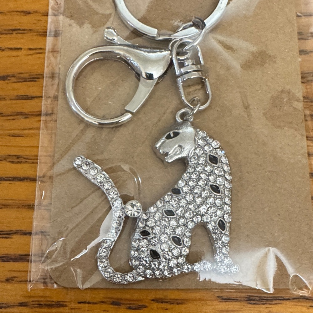 Silver Leopard Keychain - Picture 2 of 2